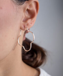 Modelo Feminina usando Argola Trevo de prata 925