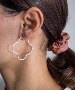 Modelo Feminina usando Argola Trevo de prata 925