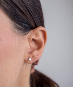 Modelo Feminina usando Argola Triangulo P de prata 925