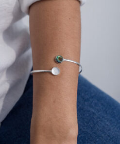 Modelo Feminina usando Bracelete Abalone e Madreperola prata 925