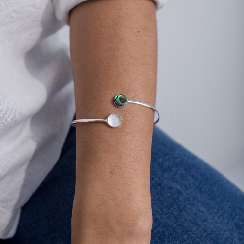 Modelo Feminina usando Bracelete Abalone e Madreperola prata 925