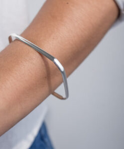 Modelo Feminina usando Bracelete Retangular Abaolado de prata 925