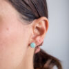 Modelo Feminina usando Brinco Agarradinho Amazonita de prata 925