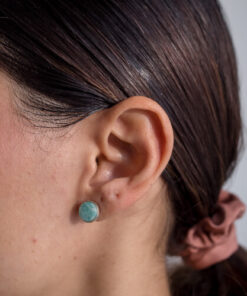 Modelo Feminina usando Brinco Agarradinho Amazonita de prata 925