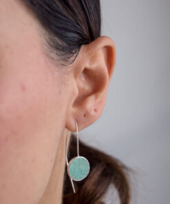 Modelo Feminina usando Brinco Gancho Amazonita de prata 925