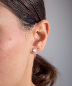 Modelo Feminina usando Brinco Zirconia prata 925