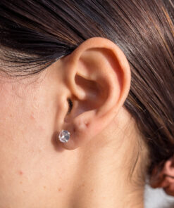 Modelo Feminina usando Brinco Zirconia prata 925