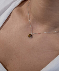 Modelo Feminina usando Choker Olho de Tigre em prata 925