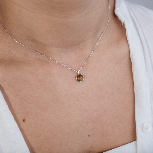 Modelo Feminina usando Choker Olho de Tigre em prata 925