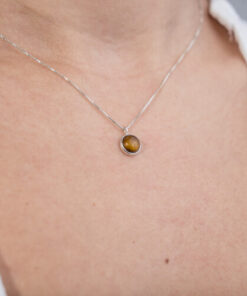 Modelo Feminina usando Choker Olho de Tigre em prata 925