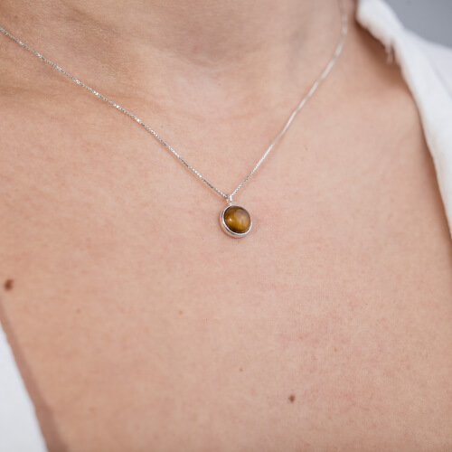 Modelo Feminina usando Choker Olho de Tigre em prata 925