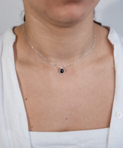 Modelo Feminina usando Choker Onix em prata 925