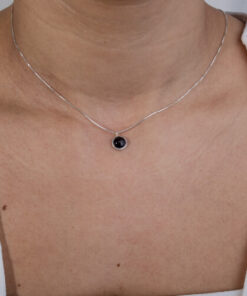 Modelo Feminina usando Choker Onix em prata 925