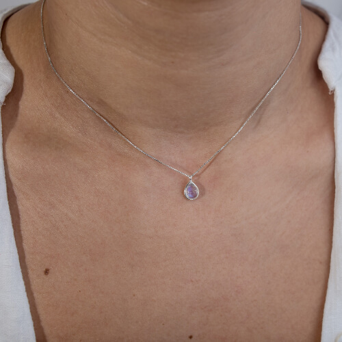 Modelo Feminina usando Choker Pedra da Lua Oval em prata 925