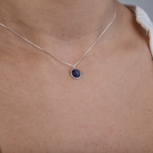 Modelo Feminina usando Choker Sodalita em prata 925