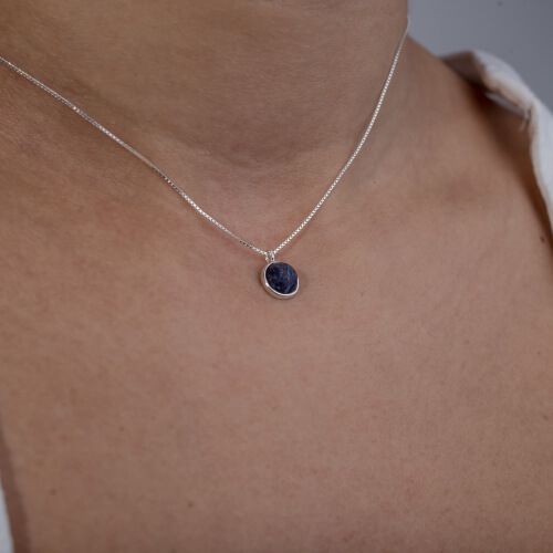 Modelo Feminina usando Choker Sodalita em prata 925