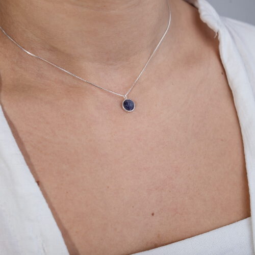 Modelo Feminina usando Choker Sodalita em prata 925