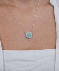 Modelo Feminina usando Colar Amazonita em prata 925