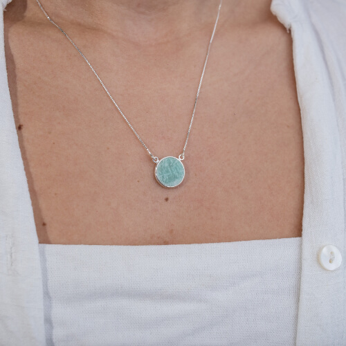 Modelo Feminina usando Colar Amazonita em prata 925