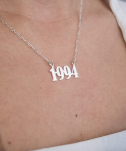 Modelo Feminina usando Colar ano 1994 em prata 925