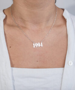 Modelo Feminina usando Colar ano 1994 em prata 925