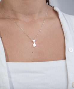 Modelo Feminina usando Colar Cachorrinho em prata 925