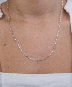 Modelo feminina usando Colar Cadeado de prata 925