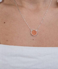 Modelo Feminina usando Colar Calcita de prata 925