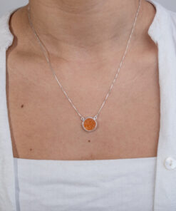 Modelo Feminina usando Colar Calcita de prata 925