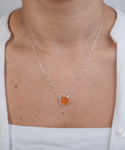 Modelo Feminina usando Colar Calcita de prata 925