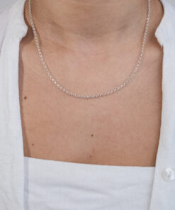 Modelo feminina usando Colar Elo Portugues de prata 925