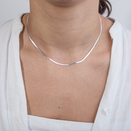 Modelo feminina usando Colar Fita laminada de prata 925