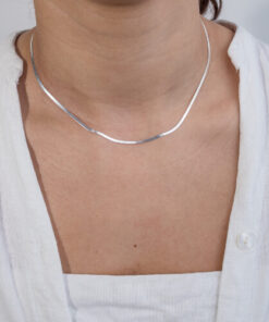 Modelo feminina usando Colar Fita laminada de prata 925