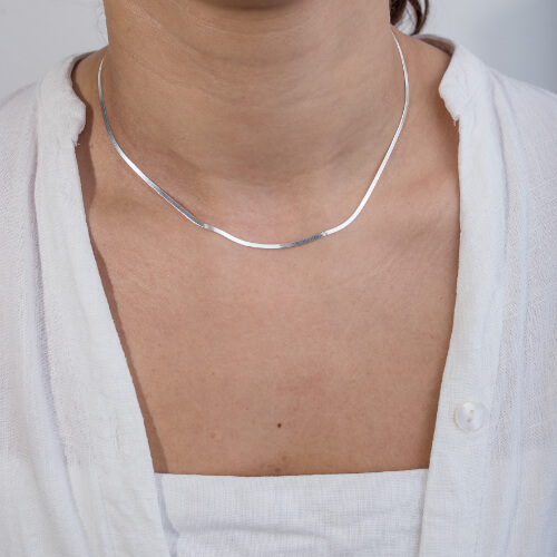 Modelo feminina usando Colar Fita laminada de prata 925