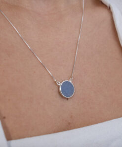 Modelo Feminina usando Colar Sodalita em prata 925