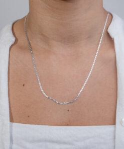 Modelo feminina usando colar Piastrine de prata 925