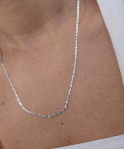 Modelo feminina usando colar Piastrine de prata 925