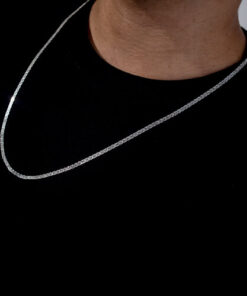 Modelo masculino usando cordão Piastrine de prata 925 com camisa preta