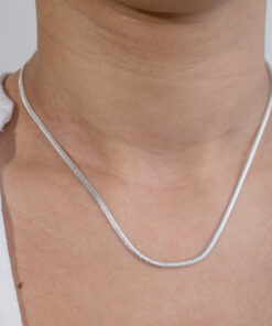 Modelo feminina usando um Colar rabo de rato de prata 925