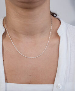 Modelo feminina usando um colar singapura em prata 925