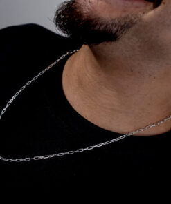 Modelo masculino usando um cordao de prata cadeado