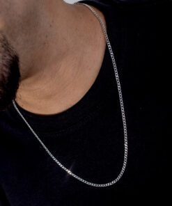 Modelo masculino usando um cordao de prata grumet