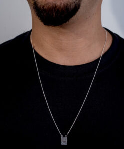 Modelo masculino usando Escapulario flamengo de prata 925