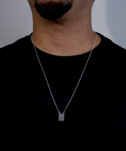 Modelo masculino usando Escapulario flamengo de prata 925