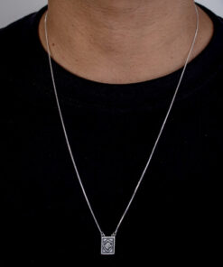 Modelo masculino usando Escapulario Fluminense de prata 925