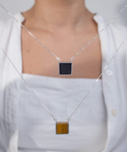 Modelo feminina usando Escapulario Olho de Tigre e Onix Quadrado de prata 925