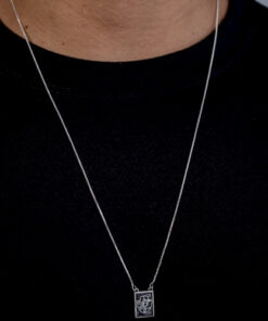 Modelo masculino usando Escapulario Vasco da Gama de prata 925