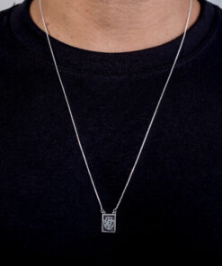 Modelo masculino usando Escapulario Vasco da Gama de prata 925