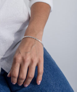 Modelo Feminina usando Pulseira Radiance prata 925